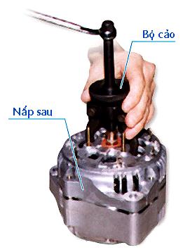 A hand holding a black handle Description automatically generated with medium confidence