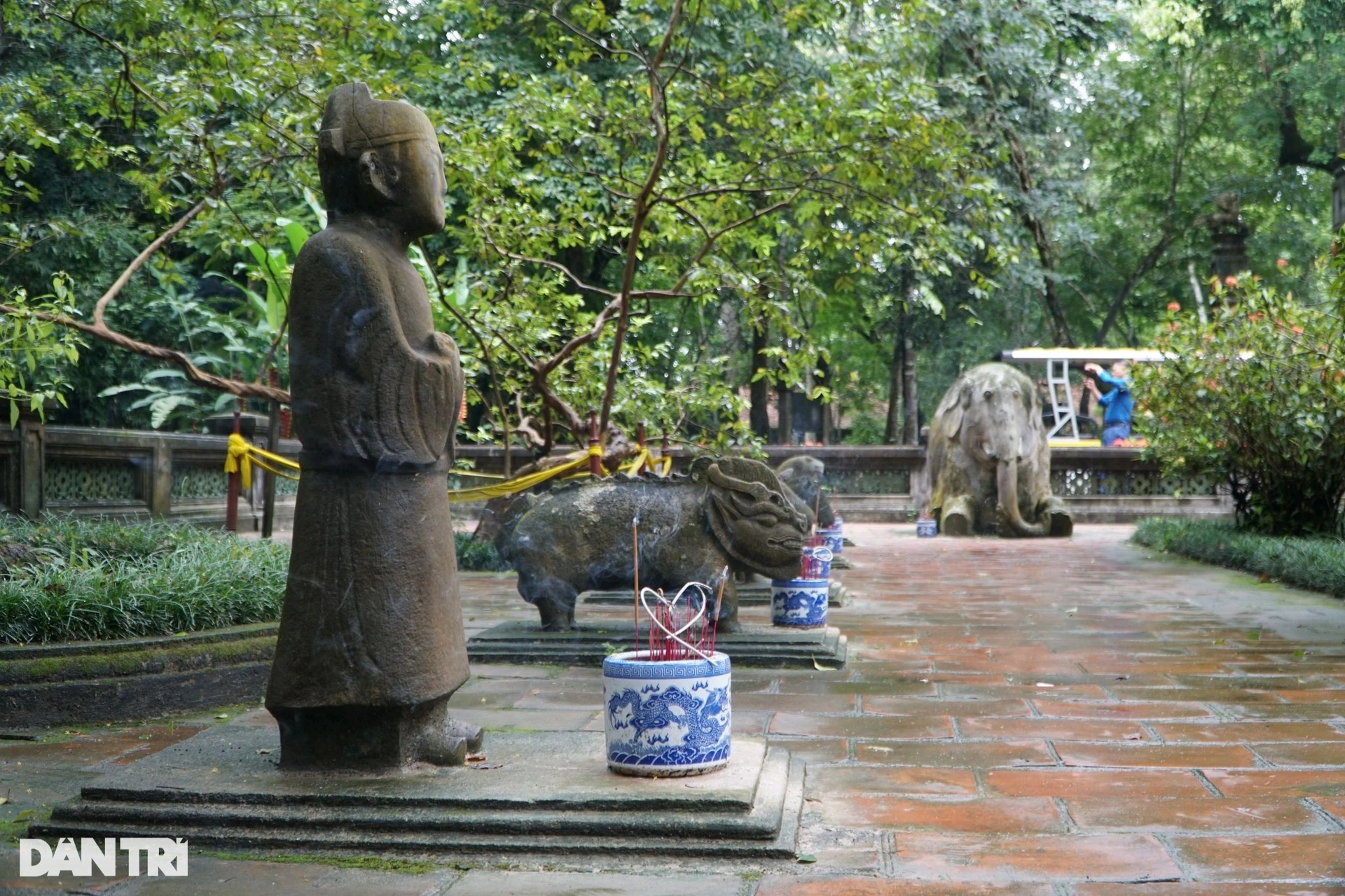 A stone statues of people in a park AI-generated content may be incorrect.